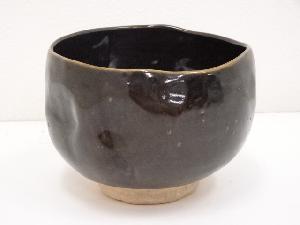 作家物　灰釉手捻茶碗